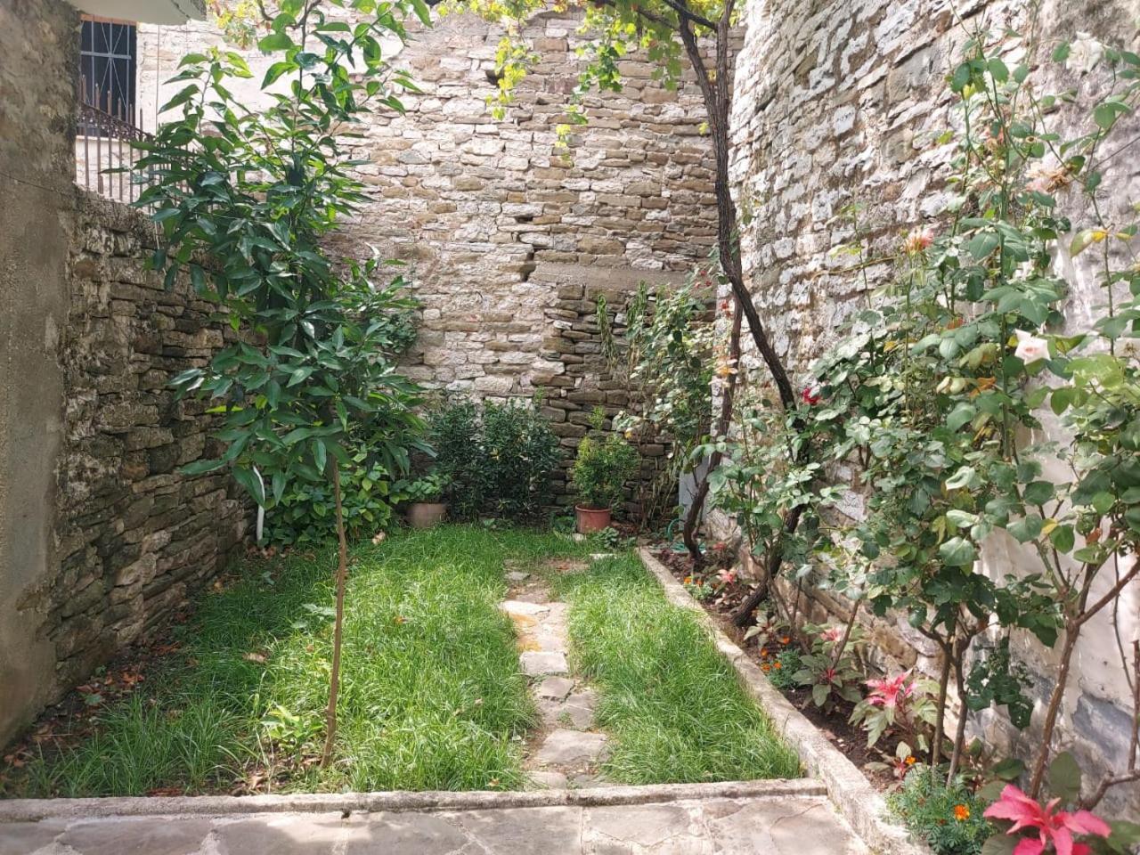 Traditional House Shapllo Gjirokaster Bagian luar foto